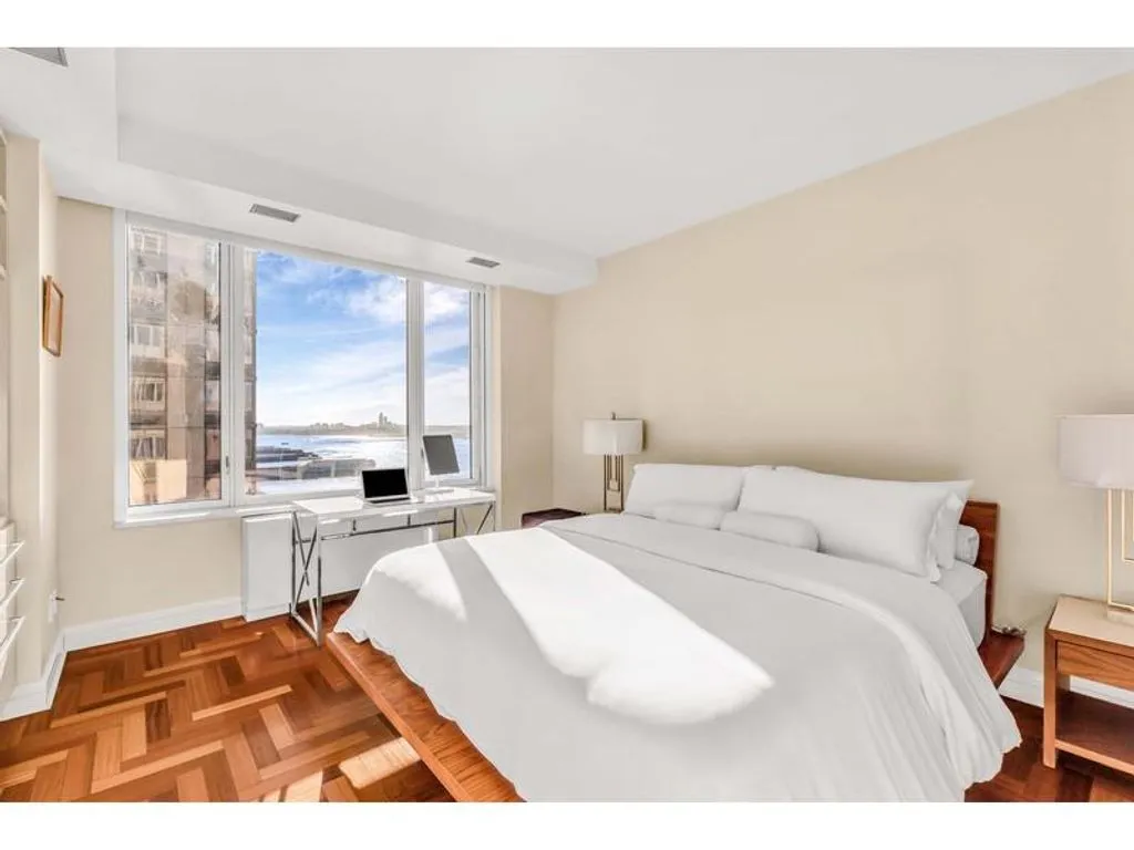 Other Properties 278m² in USA, New York. Priced at 5508800€ rent photo-6