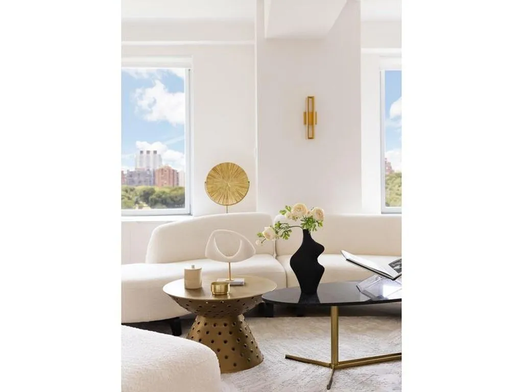 Other Properties 373m² in USA, New York. Priced at 7341700€ rent photo-2