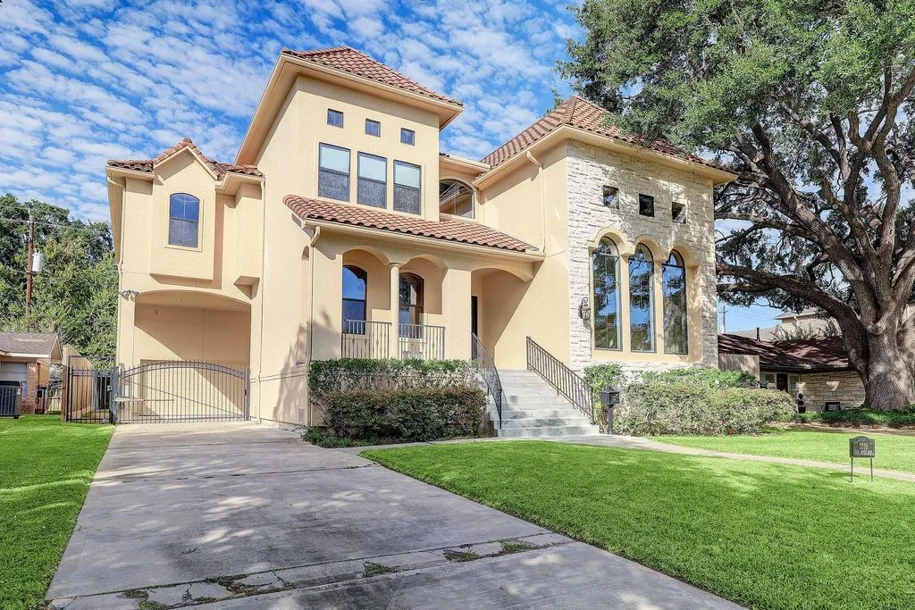 House 490m² in USA, Houston. Priced at 1262600€ rent photo-1