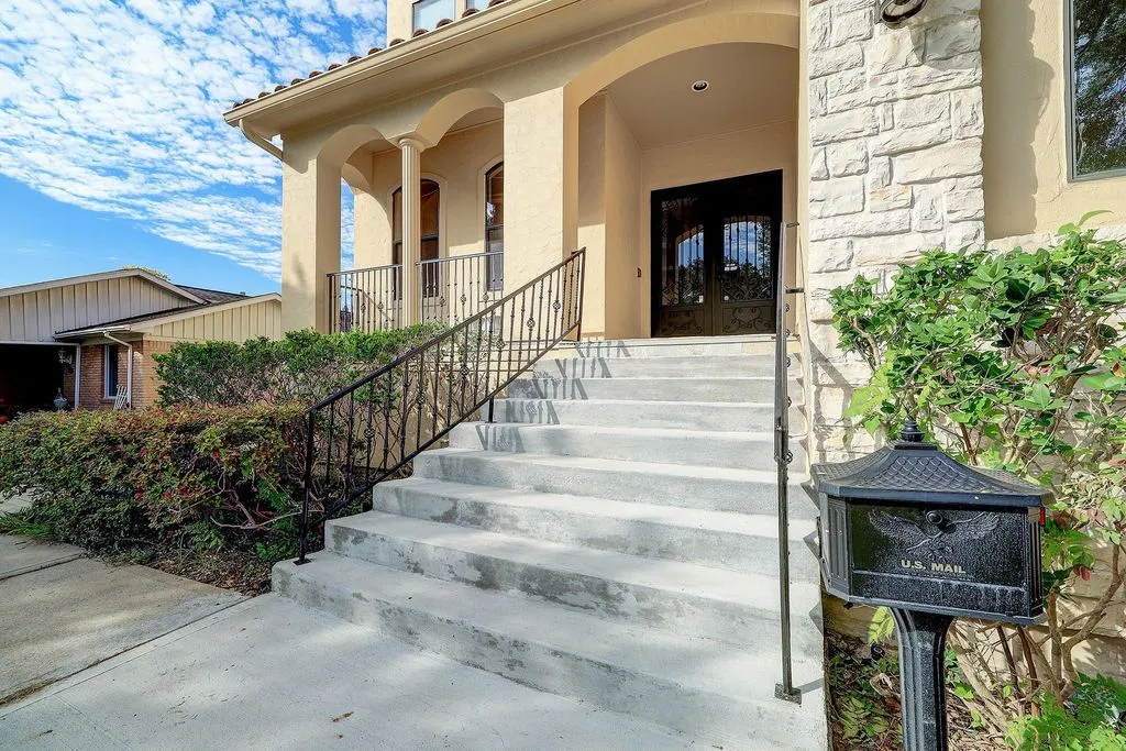 House 490m² in USA, Houston. Priced at 1262600€ rent photo-2