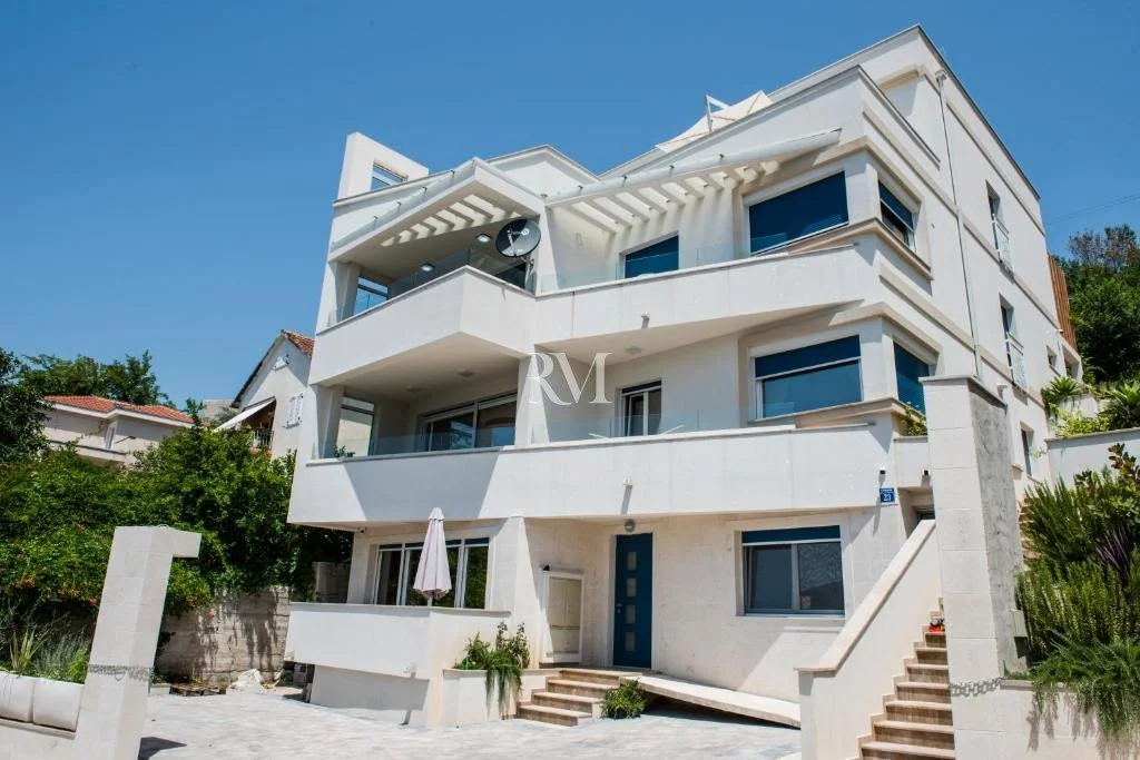 Flat 150m² in Montenegro, Tivat. Priced at 2300€ rent photo-2