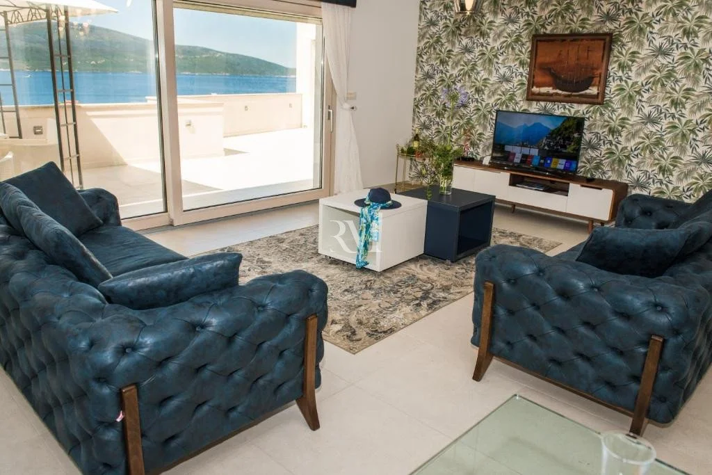 Flat 150m² in Montenegro, Tivat. Priced at 2300€ rent photo-11