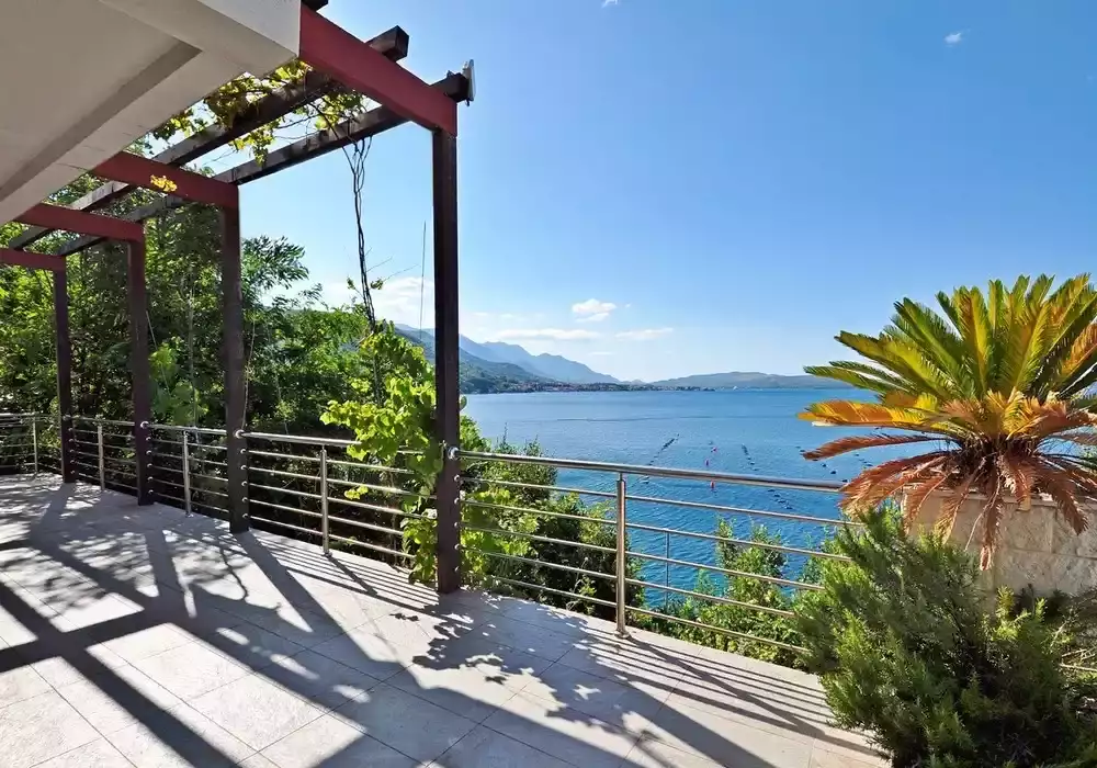 Villa 375m² in Montenegro, Dobrota. Priced at 290000€ rent photo-1