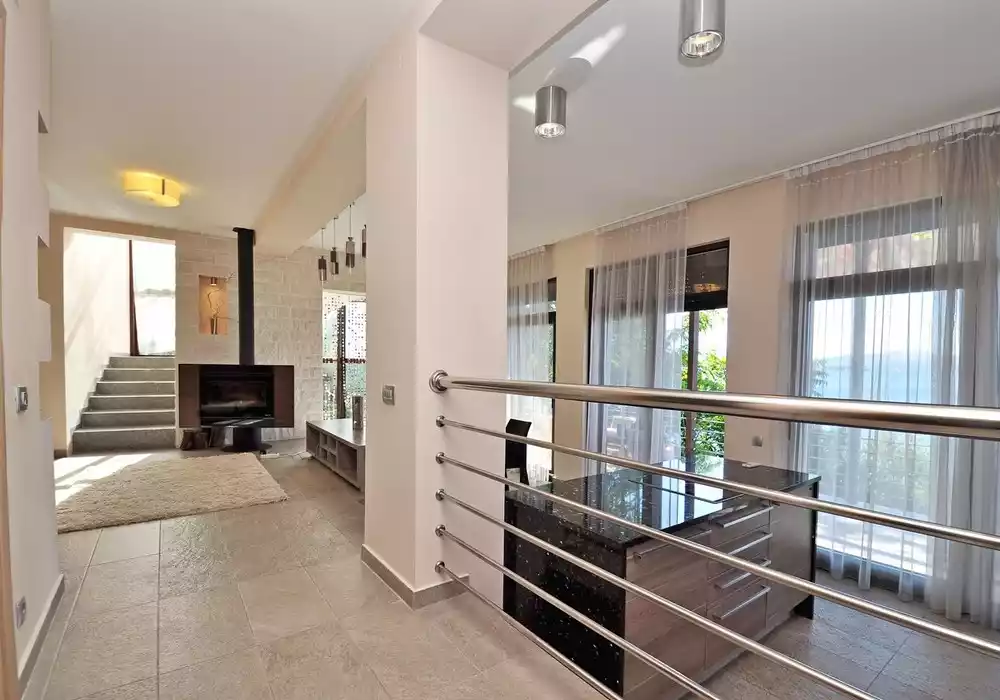 Villa 375m² in Montenegro, Dobrota. Priced at 290000€ rent photo-2