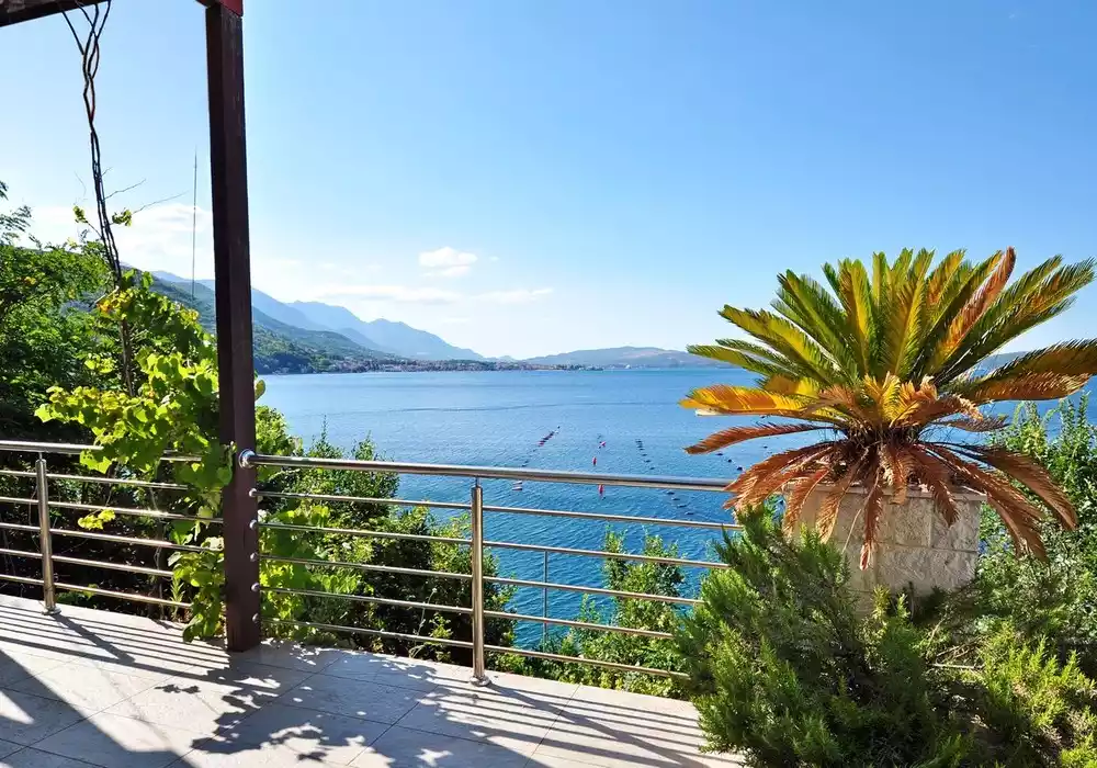 Villa 375m² in Montenegro, Dobrota. Priced at 290000€ rent photo-39