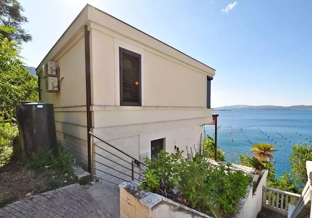 Villa 375m² in Montenegro, Dobrota. Priced at 290000€ rent photo-41