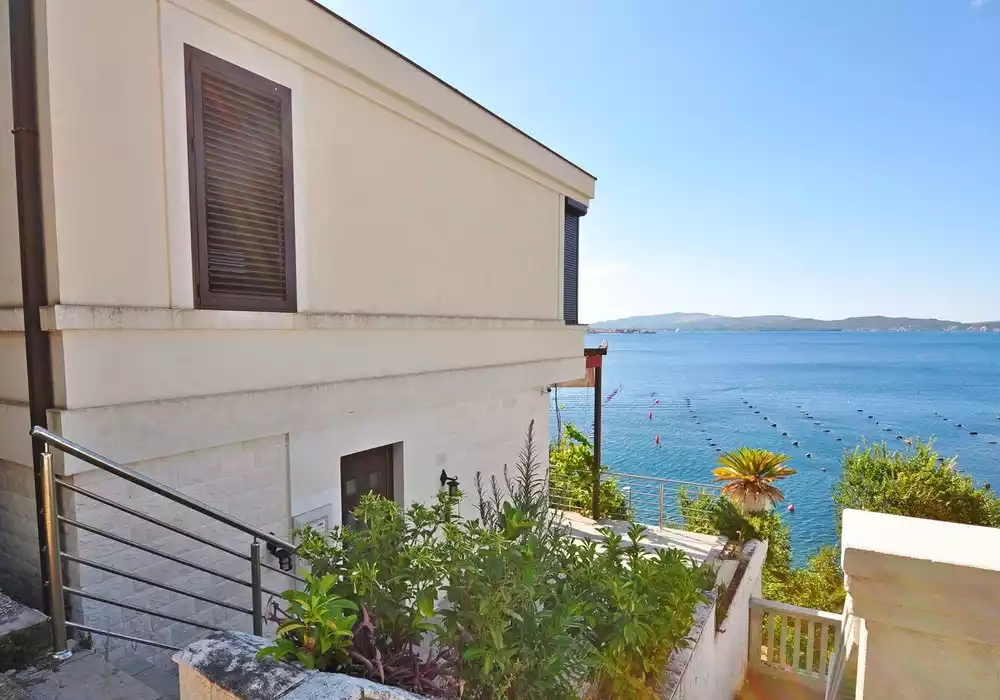 Villa 375m² in Montenegro, Dobrota. Priced at 290000€ rent photo-42