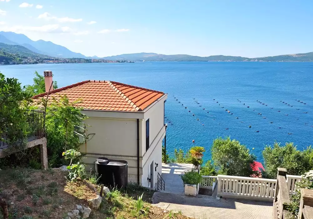 Villa 375m² in Montenegro, Dobrota. Priced at 290000€ rent photo-43