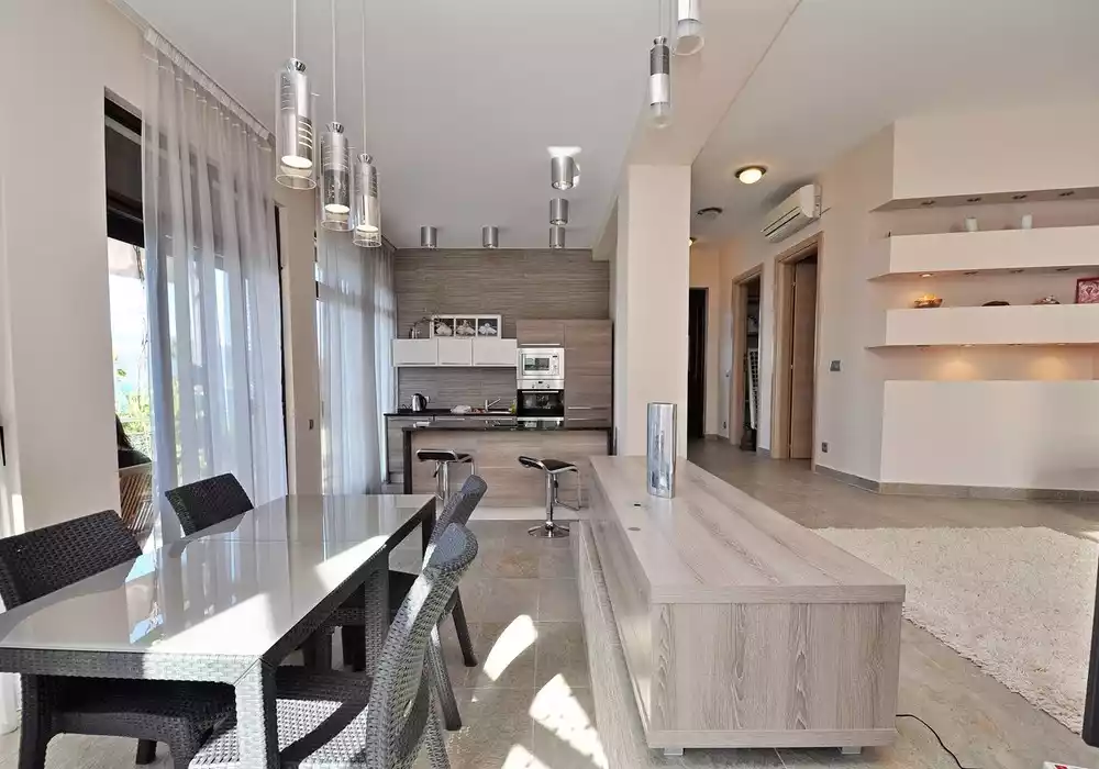 Villa 375m² in Montenegro, Dobrota. Priced at 290000€ rent photo-8