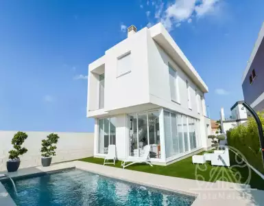 Buy in Spain for 547700€