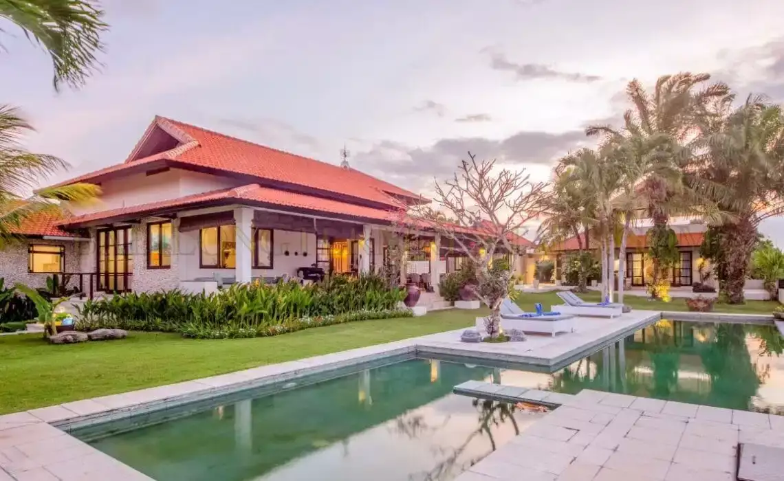Villa 2000m² in Indonesia, Bukit-Uluwatu. Priced at 5167$ rent photo-1