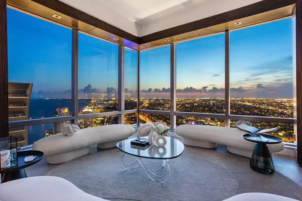Flat 330m² in USA, Miami. Priced at 27250€ rent photo-1