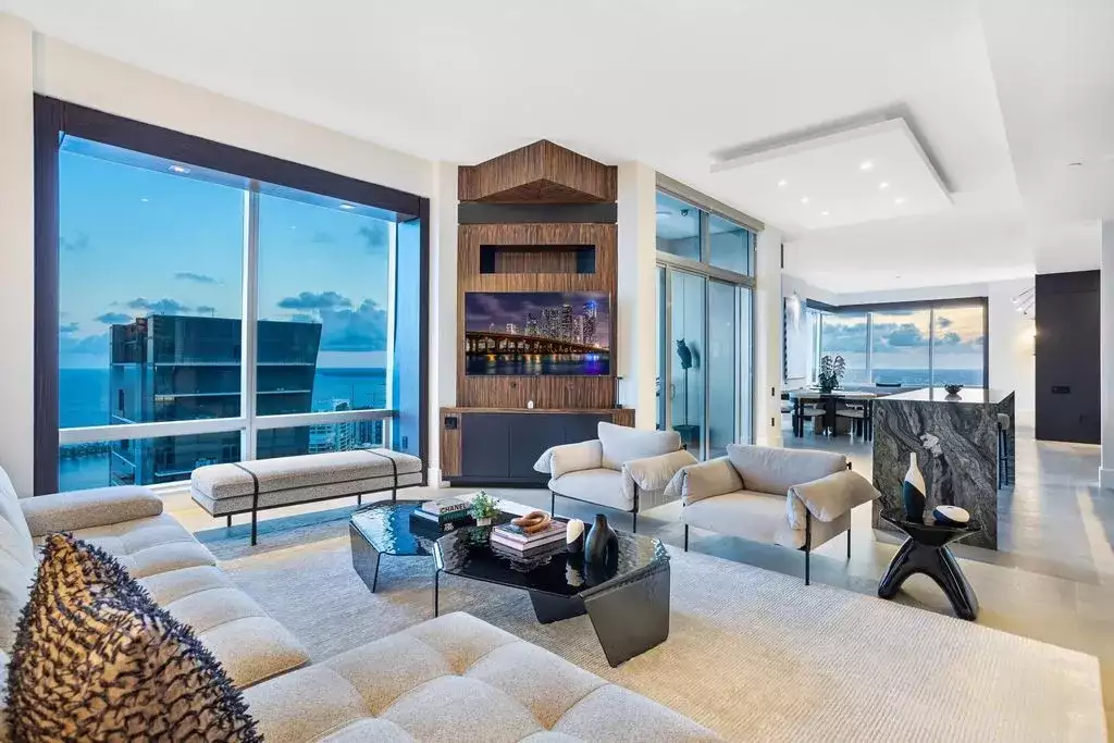 Flat 330m² in USA, Miami. Priced at 27250€ rent photo-2