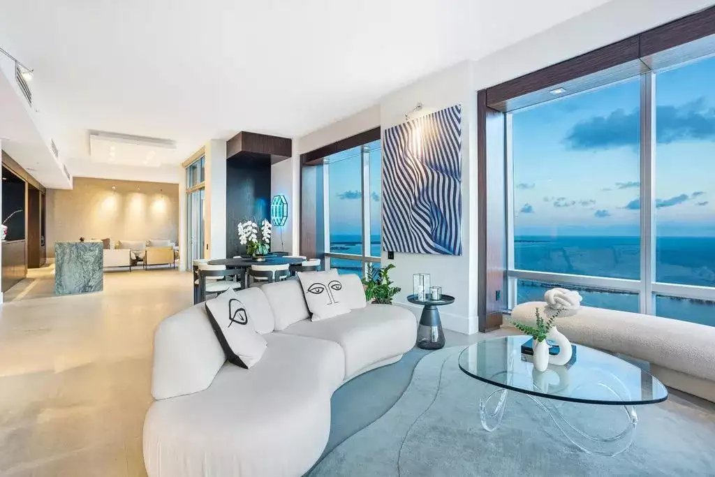 Flat 330m² in USA, Miami. Priced at 27250€ rent photo-3