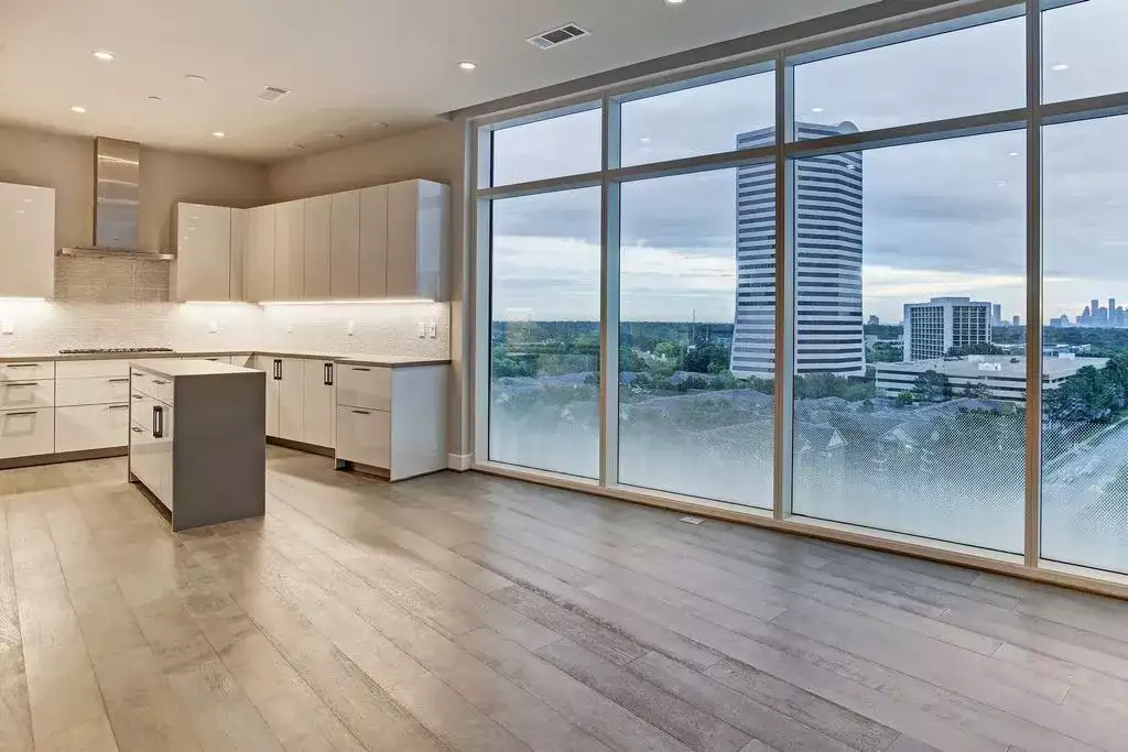 Other Properties 229m² in USA, Houston. Priced at 6470€ rent photo-2