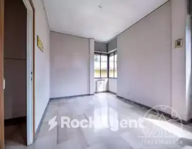 Buy in Italy for 354565£