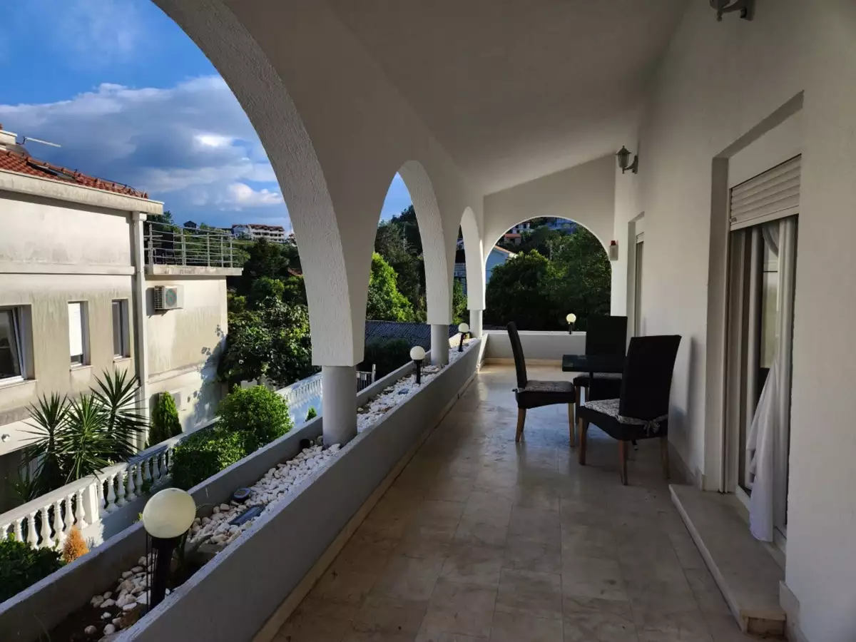 House 350m² in Montenegro, Kamenari. Priced at 490000€ rent photo-1