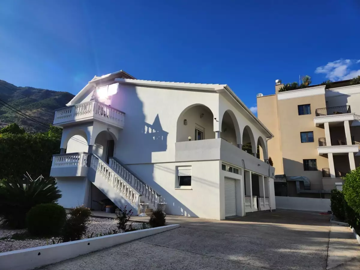 House 350m² in Montenegro, Kamenari. Priced at 490000€ rent photo-5