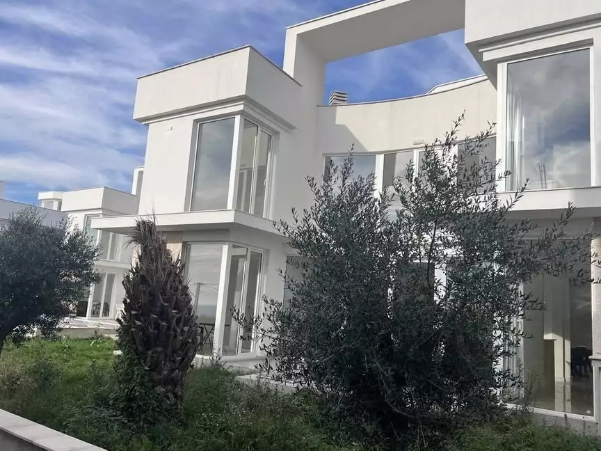 House 467m² in Montenegro, Krimovica. Priced at 450000€ rent photo-5