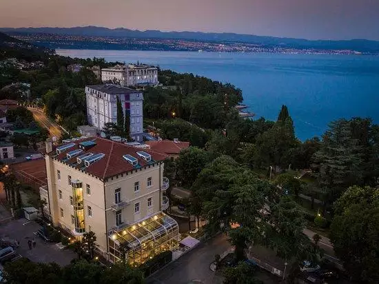 Hotels 1300m² in Croatia, Lovran. Priced at 4000000€ rent photo-1