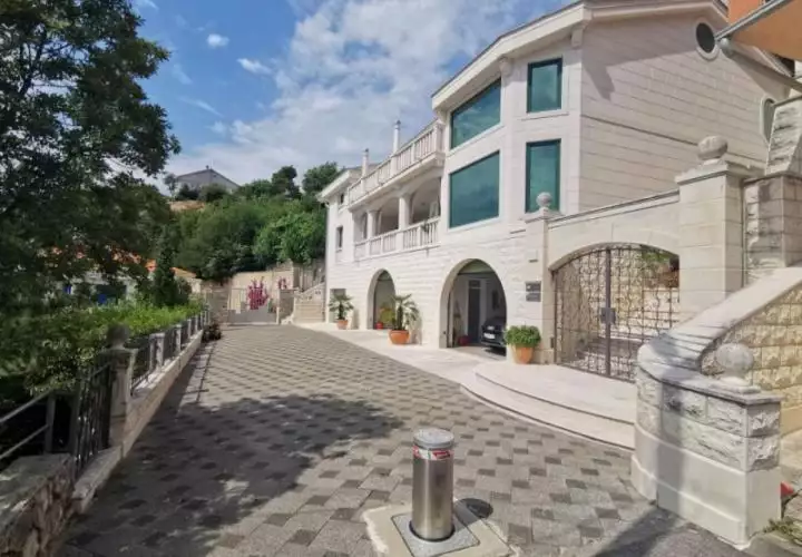 Villa 450m² in Croatia, Crikvenica. Priced at 2800000€ rent photo-1