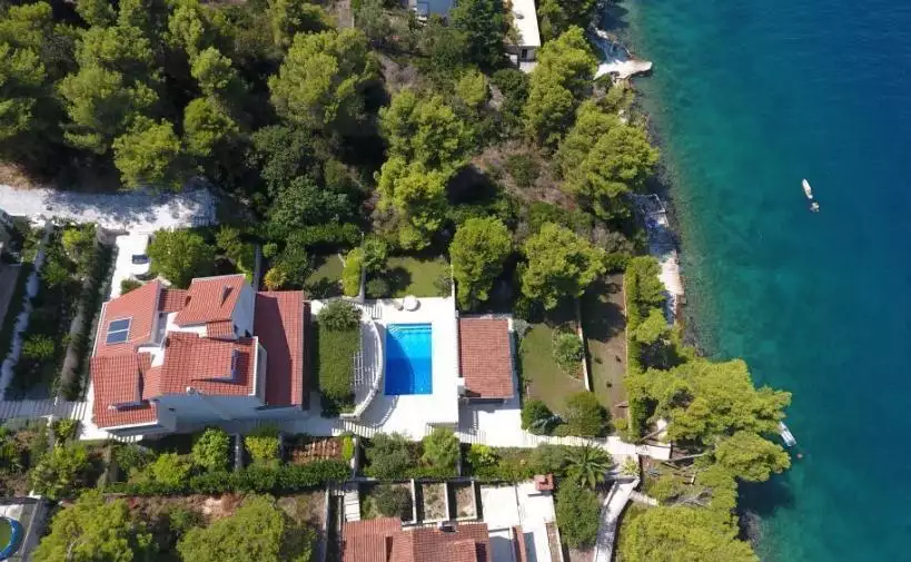 Villa 400m² in Croatia, Ciovo. Priced at 2400000€ rent photo-2