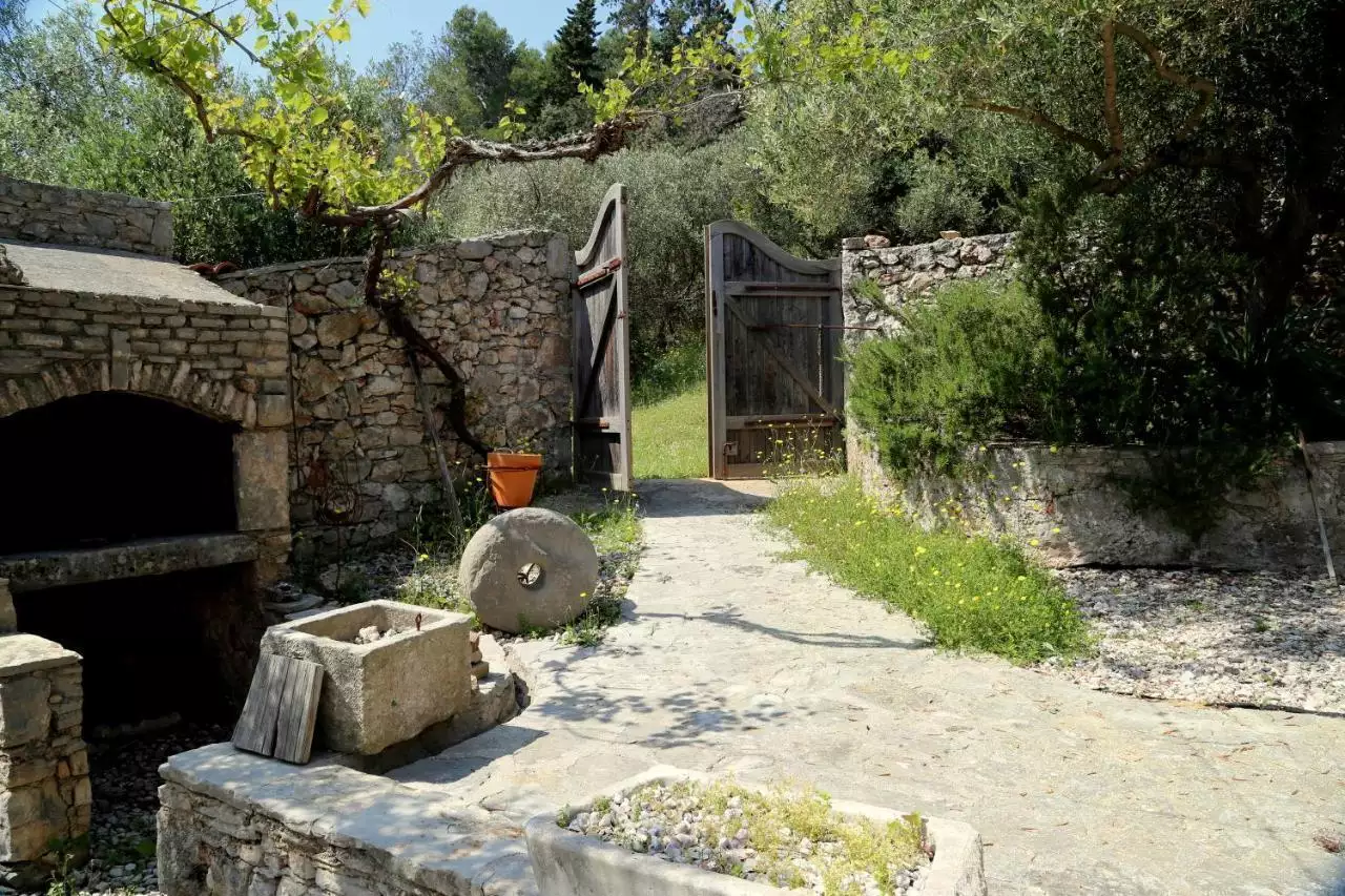 Villa 450m² in Croatia, Starigrad. Priced at 1050000€ rent photo-19