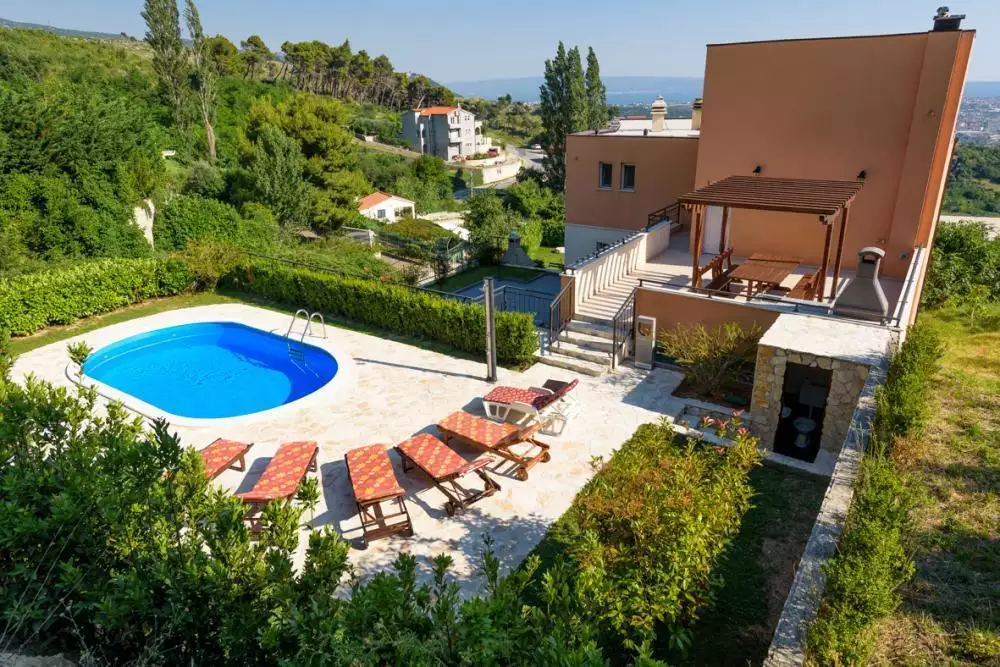 Villa 450m² in Croatia, Solin. Priced at 1500000€ rent photo-2