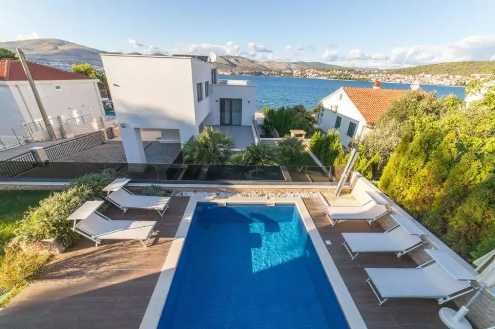 Villa 300m² in Croatia, Ciovo. Priced at 1800000€ rent photo-1
