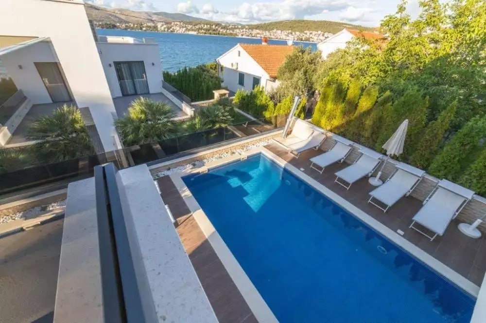 Villa 300m² in Croatia, Ciovo. Priced at 1800000€ rent photo-2