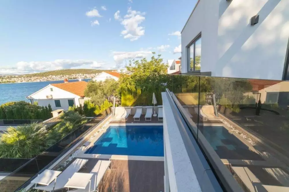 Villa 300m² in Croatia, Ciovo. Priced at 1800000€ rent photo-3