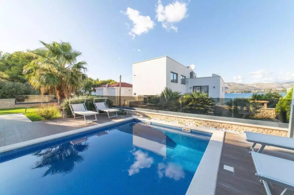 Villa 300m² in Croatia, Ciovo. Priced at 1800000€ rent photo-4