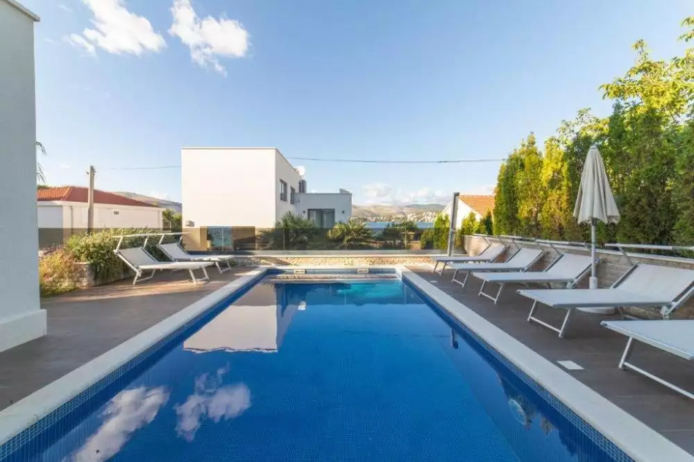 Villa 300m² in Croatia, Ciovo. Priced at 1800000€ rent photo-5