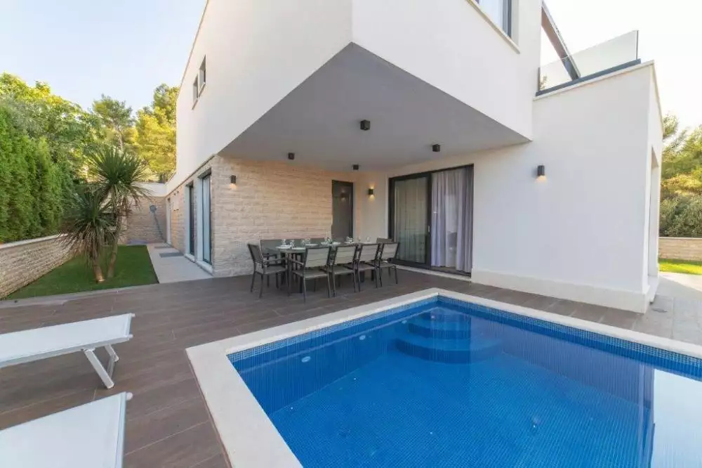 Villa 300m² in Croatia, Ciovo. Priced at 1800000€ rent photo-6