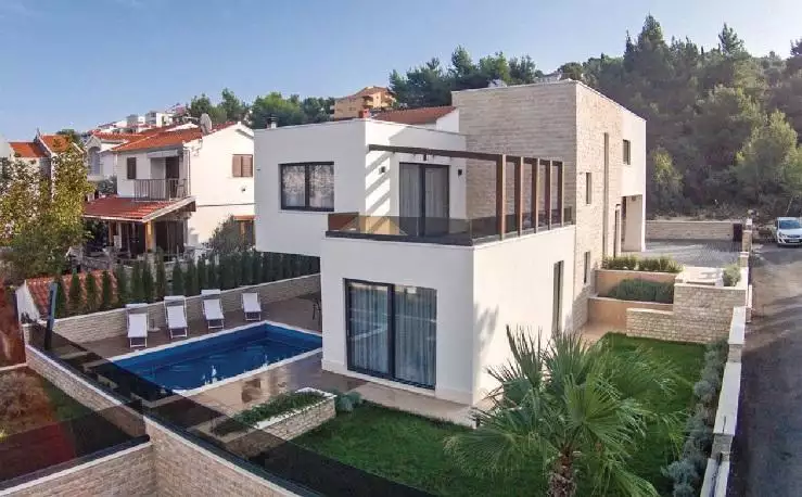 Villa 300m² in Croatia, Ciovo. Priced at 1800000€ rent photo-8