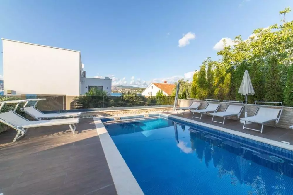 Villa 300m² in Croatia, Ciovo. Priced at 1800000€ rent photo-14