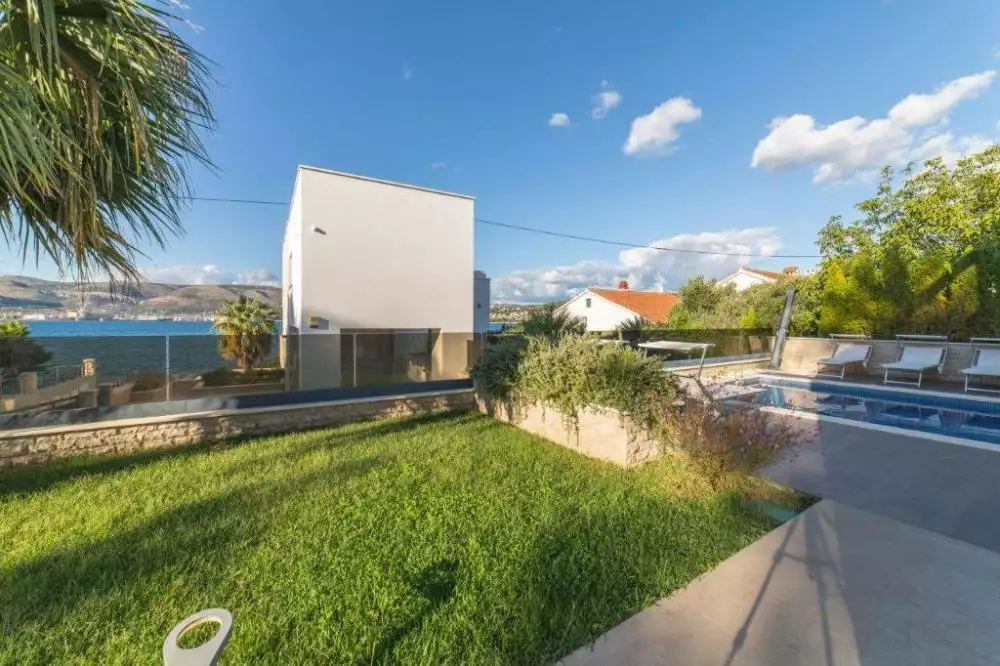 Villa 300m² in Croatia, Ciovo. Priced at 1800000€ rent photo-15