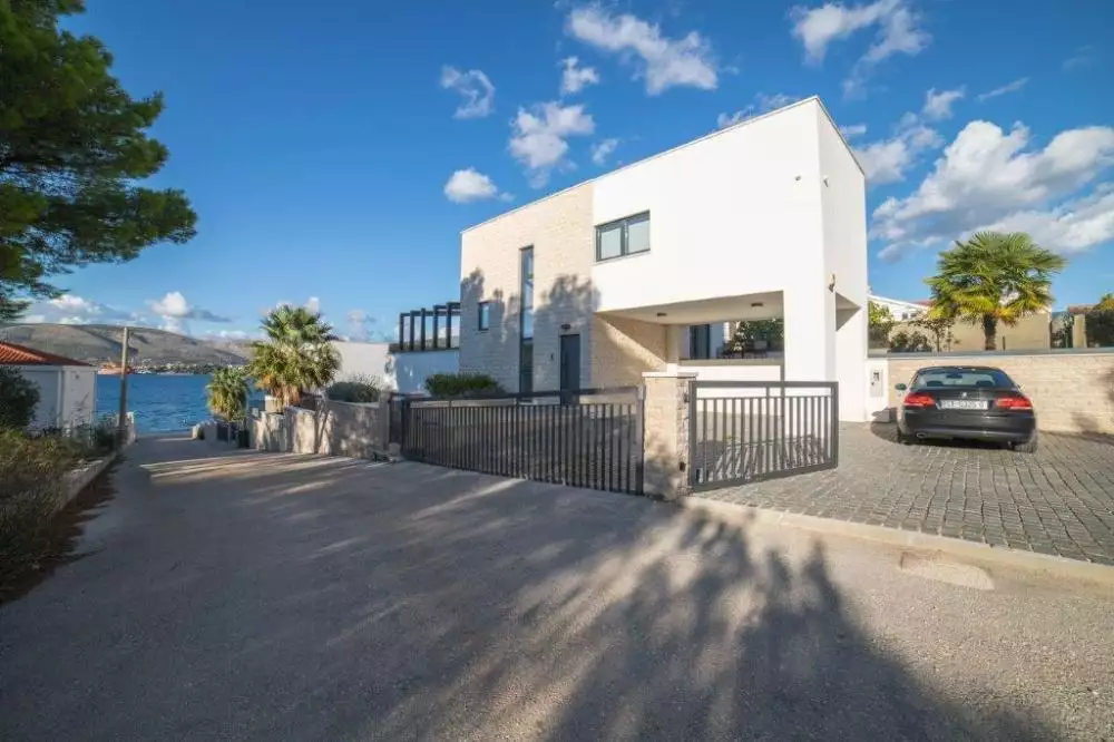 Villa 300m² in Croatia, Ciovo. Priced at 1800000€ rent photo-16