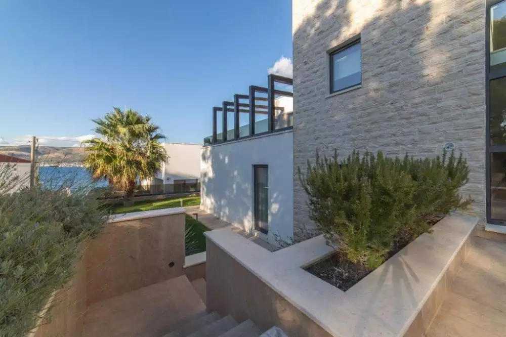 Villa 300m² in Croatia, Ciovo. Priced at 1800000€ rent photo-17