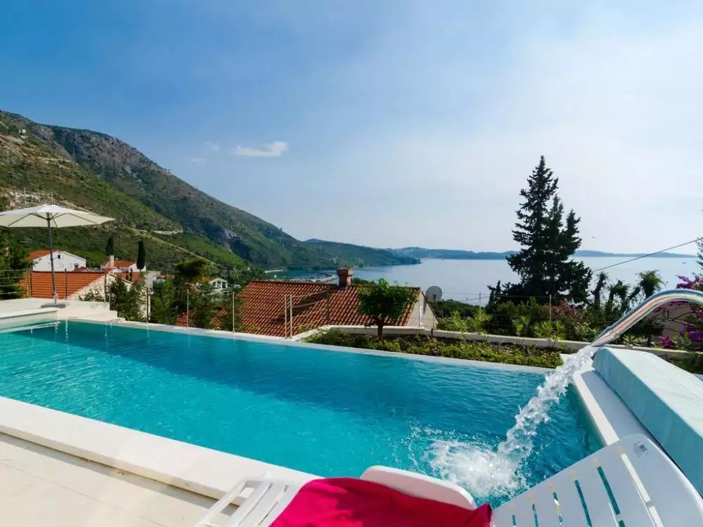 Villa 360m² in Croatia, Dubrovnik. Priced at 3000000€ rent photo-1