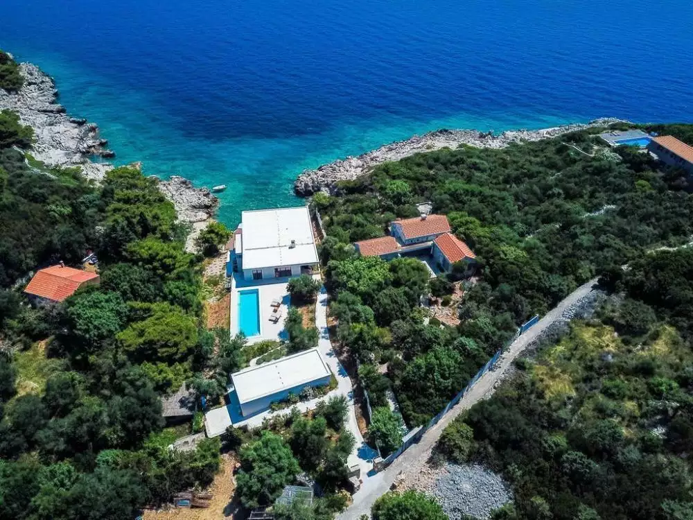 Villa 365m² in Croatia, Elafiti. Priced at 3500000€ rent photo-3