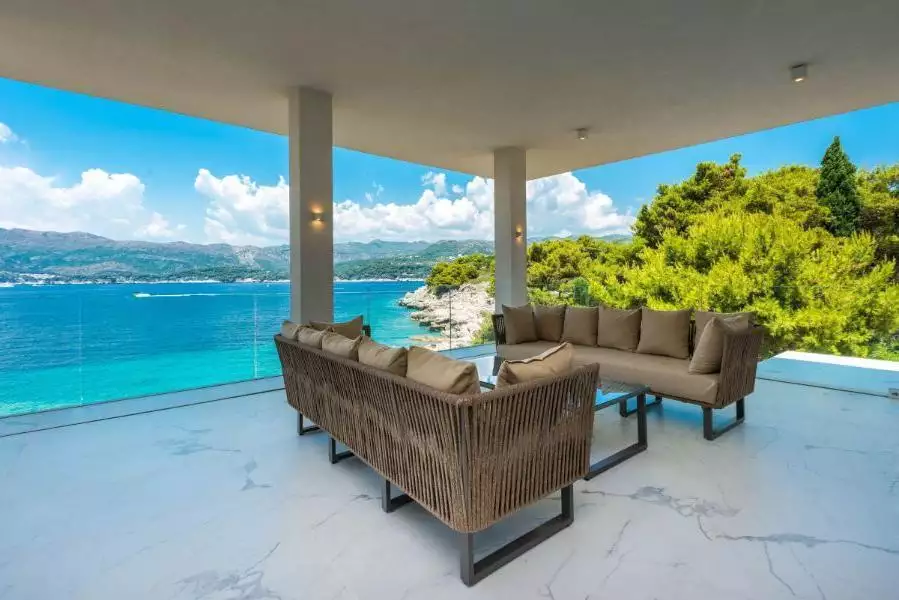 Villa 365m² in Croatia, Elafiti. Priced at 3500000€ rent photo-6