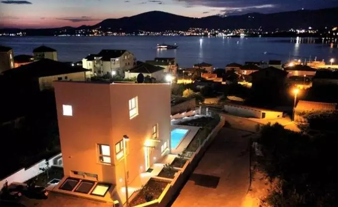 Villa 200m² in Croatia, Ciovo. Priced at 800000€ rent photo-2