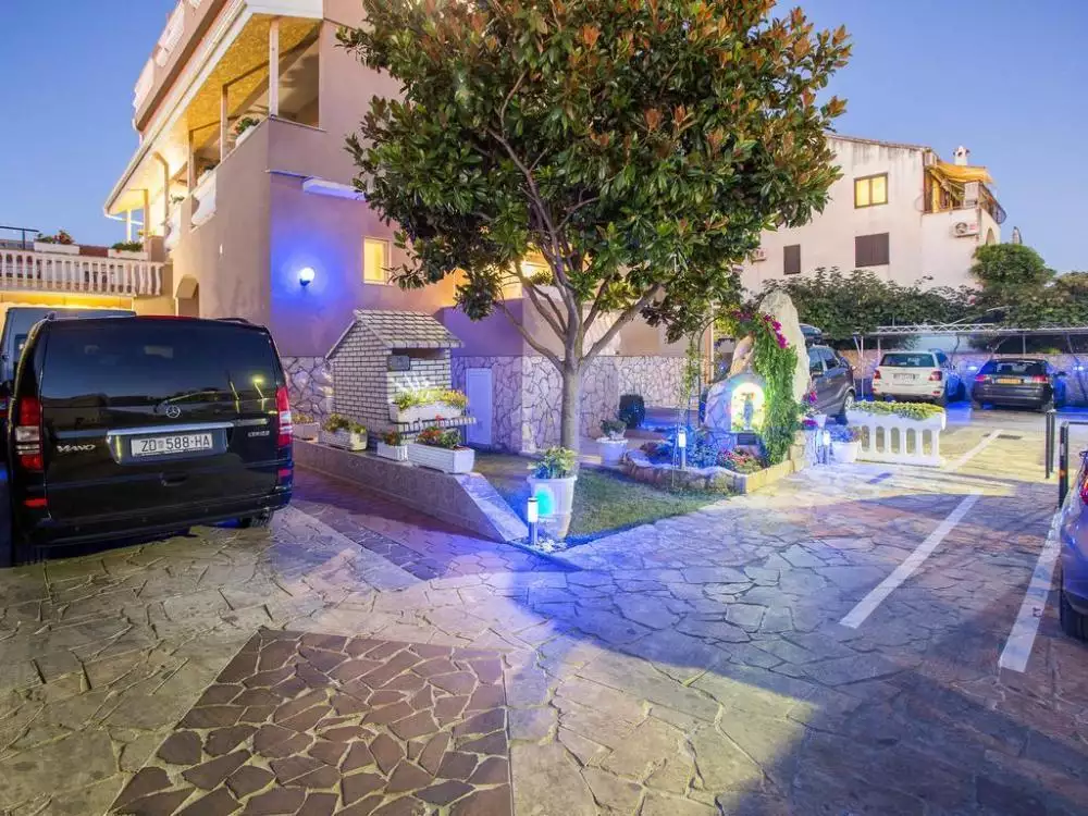 Hotels 1200m² in Croatia, Borik. Priced at 3000000€ rent photo-2