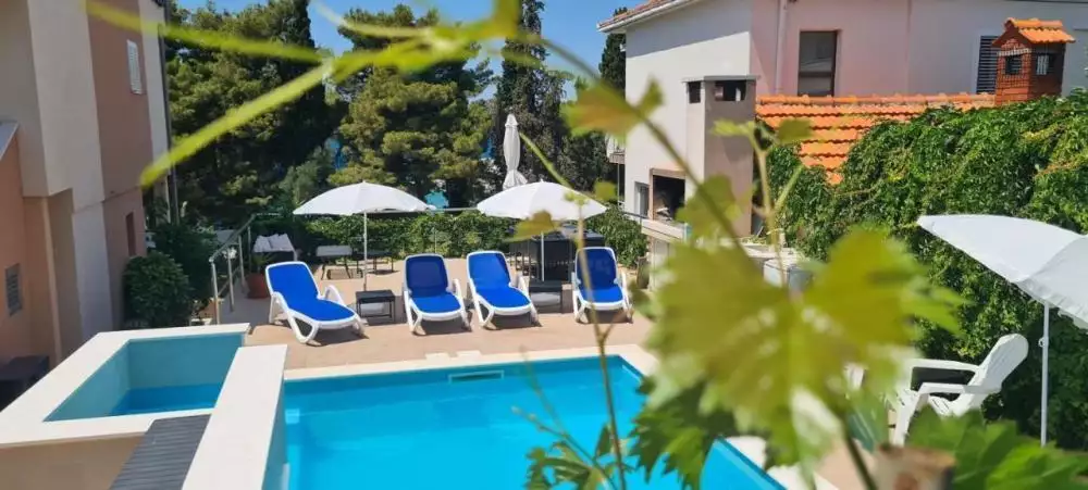 Hotels 460m² in Croatia, Ciovo. Priced at 1000000€ rent photo-1