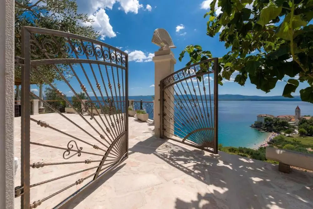 Villa 110m² in France, Beaulieu-sur-Mer. Priced at 2500000€ rent photo-2