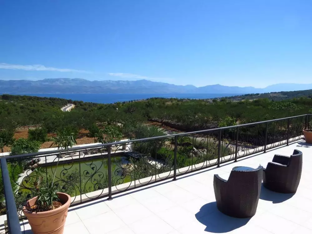 Villa 189m² in Croatia, Sutivan. Priced at 900000€ rent photo-2