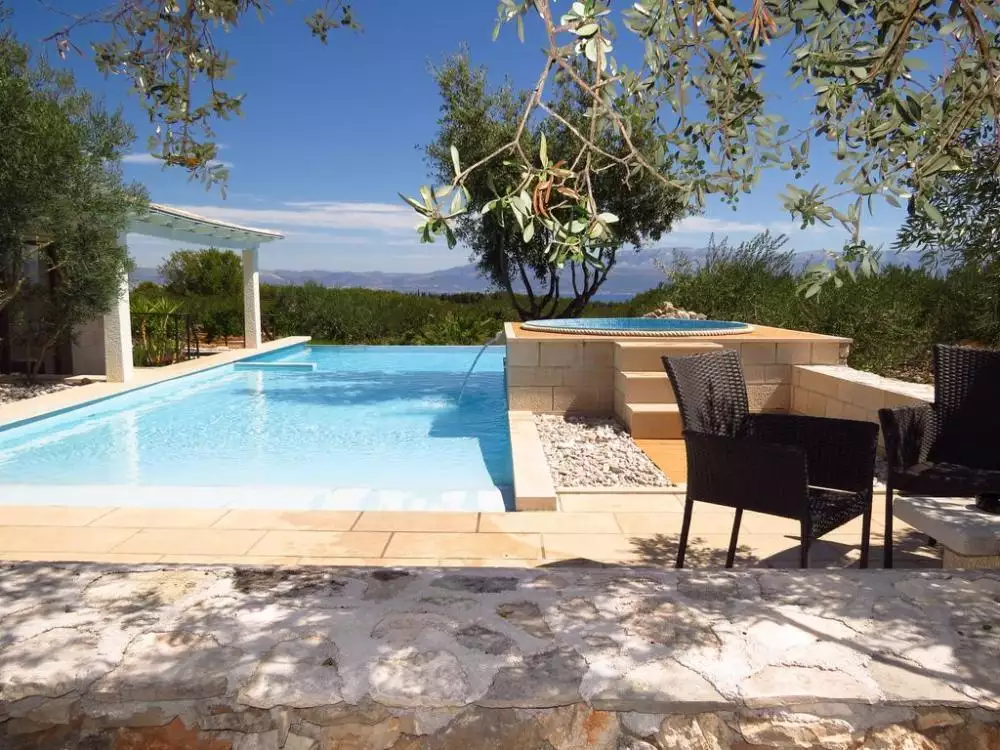 Villa 189m² in Croatia, Sutivan. Priced at 900000€ rent photo-3
