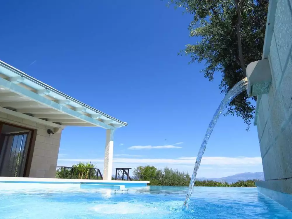 Villa 189m² in Croatia, Sutivan. Priced at 900000€ rent photo-8