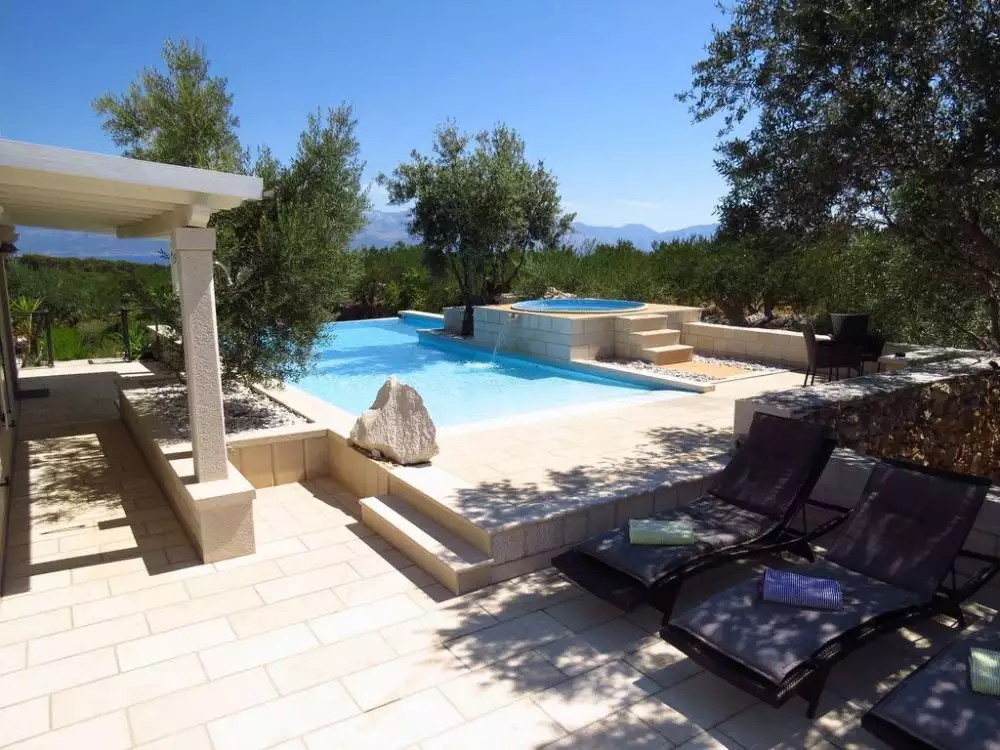 Villa 189m² in Croatia, Sutivan. Priced at 900000€ rent photo-9
